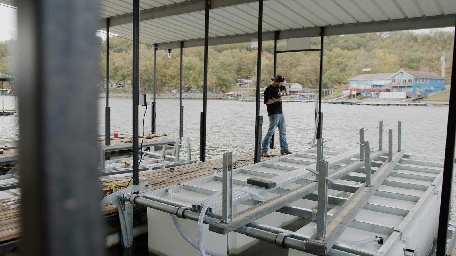 Econo Lift Surge 8,000 lb — Rough Water Side Mount